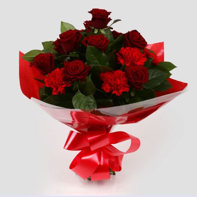 Heart Special Flowers BouquetHeart Special Bouquet Red Roses,Red Dianthus Palm foliage are expertly arranged to create this dramatic design. This stunning gift is the ultimate gift to create an impression. Beautifully wrapped and tied with ribbon before b