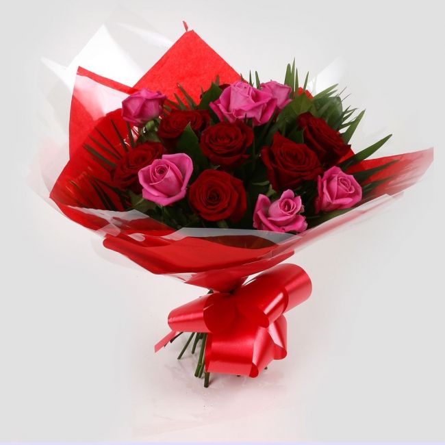 12 Blush Roses Pink & Red & Roses BouquetBlush Roses Bouquet, 12 Roses, in pretty Pink and in Red, is a classic choice, ready to be displayed instantly. Beautifully wrapped and tied with ribbon.£14.99