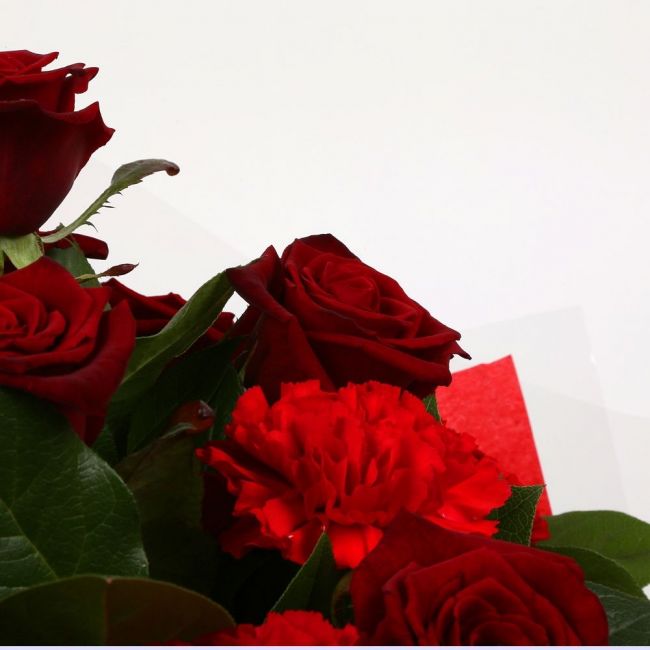 Heart Special Flowers BouquetHeart Special Bouquet Red Roses,Red Dianthus Palm foliage are expertly arranged to create this dramatic design. This stunning gift is the ultimate gift to create an impression. Beautifully wrapped and tied with ribbon before b